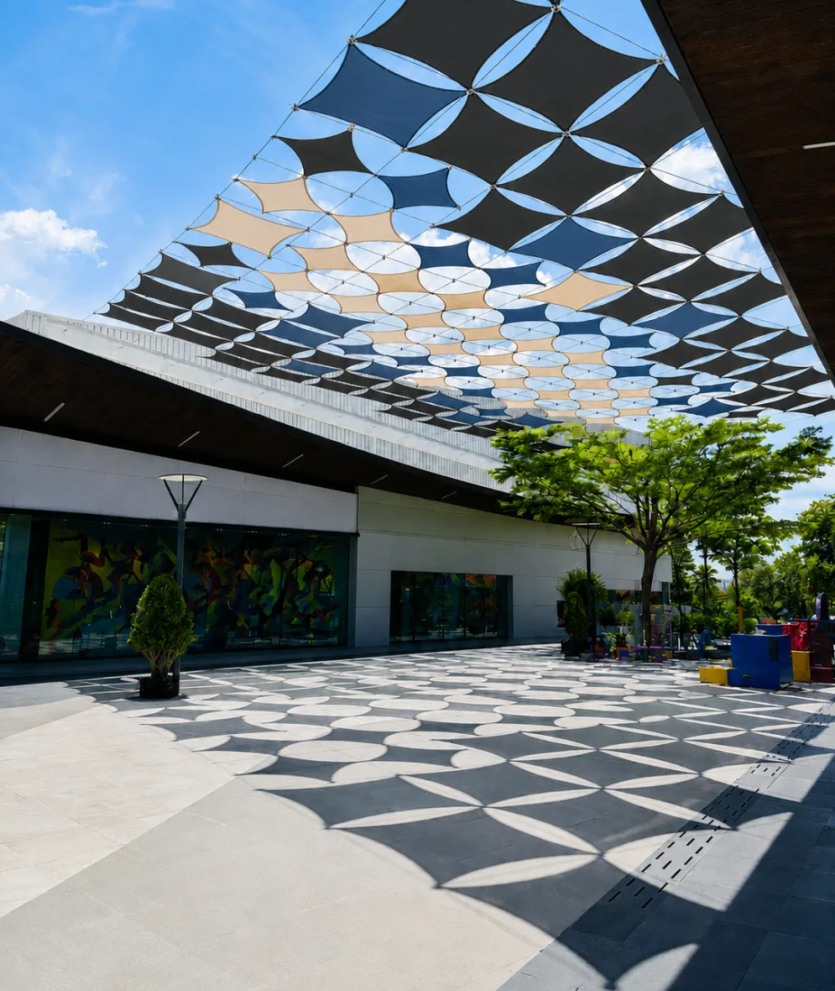 Toile micro-perforée Air tendue en ombrière au-dessus d'une place commerçante