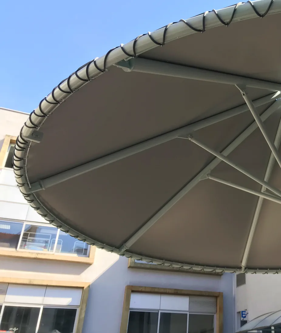 Structure ronde en toile technique tendue au-dessus de l'entrée d'un bâtiment
